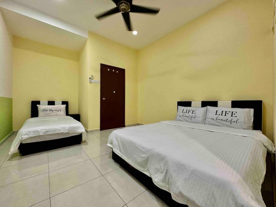 Modern Home/ 5 Min Jonker/walking Mahkota Mall & Hospital/ 24 Pax 7r6b/ Mlk Town *