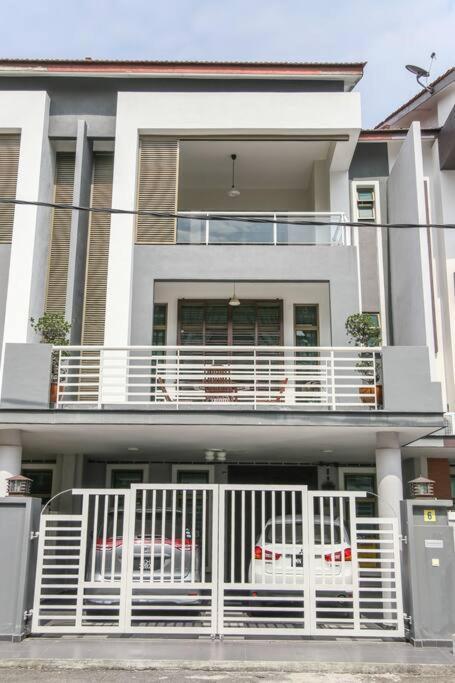 Holiday home Modern Home/ 5 Min Jonker/walking Mahkota Mall & Hospital/ 24 Pax 7r6b/ Mlk Town Malacca