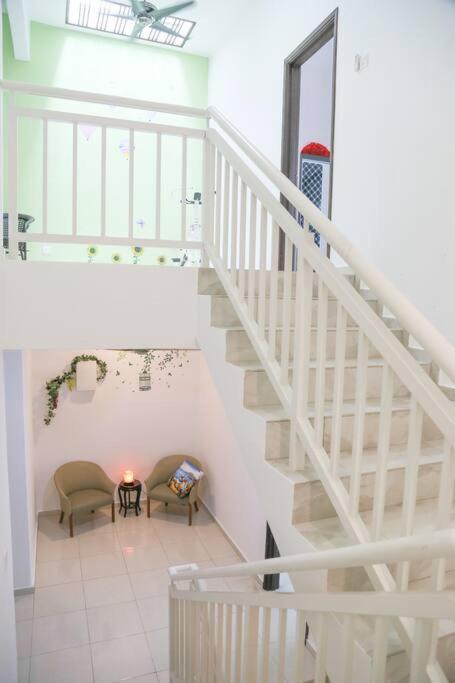 Holiday home Modern Home/ 5 Min Jonker/walking Mahkota Mall & Hospital/ 24 Pax 7r6b/ Mlk Town *