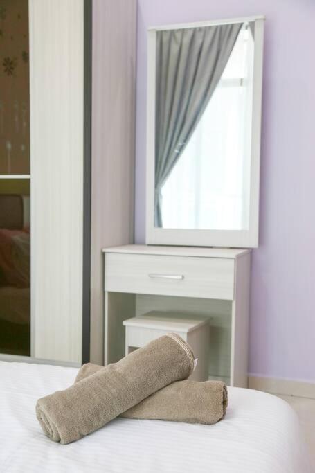 Modern Home/ 5 Min Jonker/walking Mahkota Mall & Hospital/ 24 Pax 7r6b/ Mlk Town *