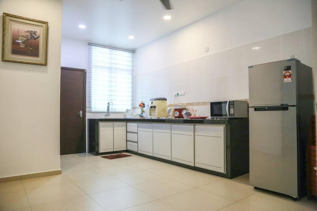 Modern Home/ 5 Min Jonker/walking Mahkota Mall & Hospital/ 24 Pax 7r6b/ Mlk Town *