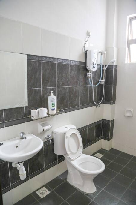 Modern Home/ 5 Min Jonker/walking Mahkota Mall & Hospital/ 24 Pax 7r6b/ Mlk Town Malacca